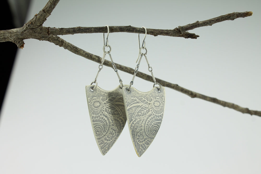 Pieuvre Curved Shield Earrings